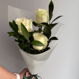 Três rosas brancas