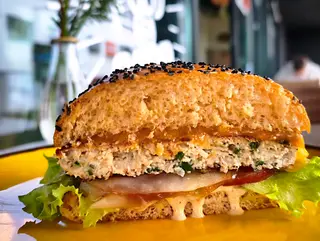 Hambúrguer de frango no pão