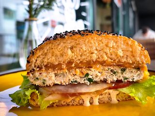 Hambúrguer de frango no pão