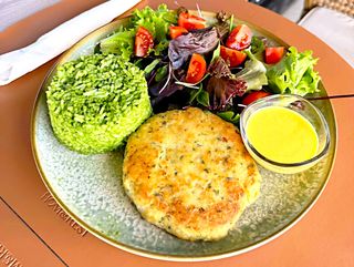 Hambúrguer de frango no prato