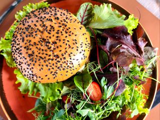 Hambúrguer de carne no pão (vaca & porco)