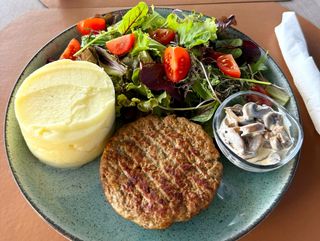 Hambúrguer mista no prato
(vaca & porco)