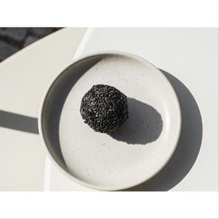 Bola de cacau e sésamo preto