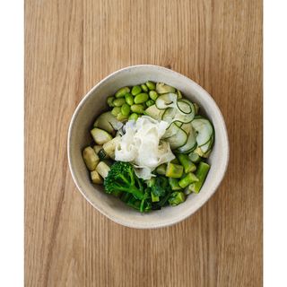 Taça verde com quinoa e molho ponzu