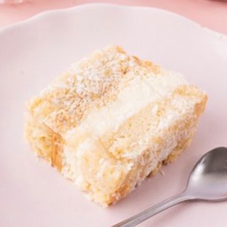 Bolo gelado de coco com doce de leite