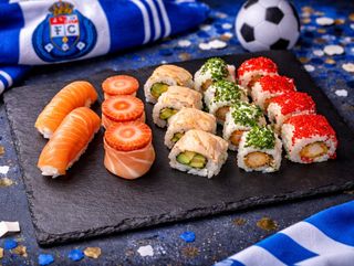 Dragões no Topo Mix (Salmão, Camarão e Fruta Fusão 17 Peças)