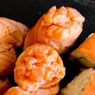 Gunkan de Salmão Braseado (8 peças)