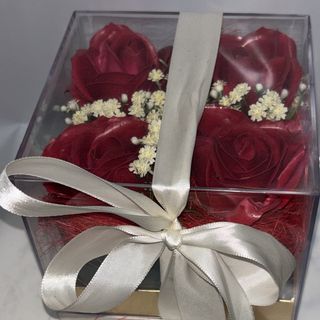 Caixa com 4 rosas de sabão perfumadas.