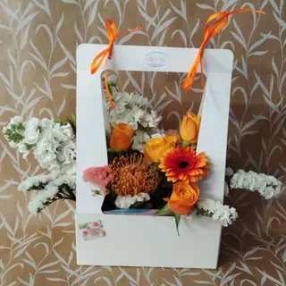 Caixa com arranjo floral