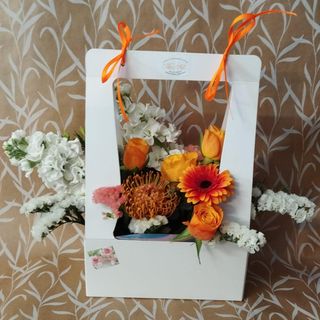 Caixa com arranjo floral