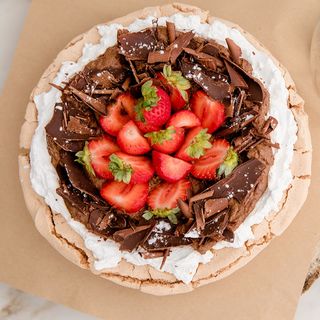 Suspiro de Chocolate, Natas, Mousse de Chocolate 70% e morangos 