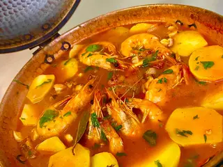 Cataplana de Polvo, Camarão e Amêijoas.