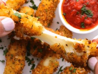 Sticks de Mozzarella c/ molho de alho