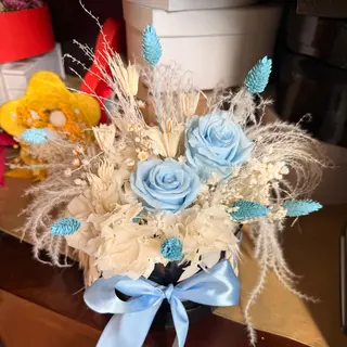 Caixa de Flores Preservadas Azuis e Brancas