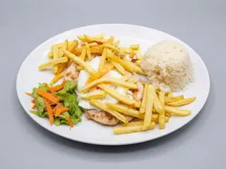 Bife de frango grelhado com guarnição
