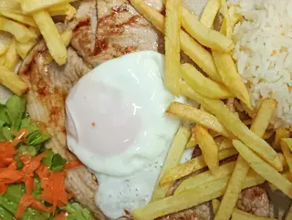 Febra grelhada com guarnição