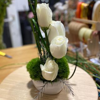 Arranjo de mesa com 4 rosas