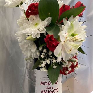 Garrafa de vinho com decoração floral