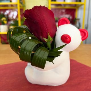 Urso com 1 rosa