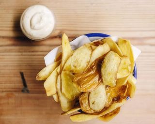 Batatas "Da Parada" com molho de alho e ervas