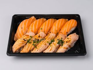 D22. Nigiri Salmão misto