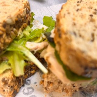 Sandes de Frango, abacate e salada verde