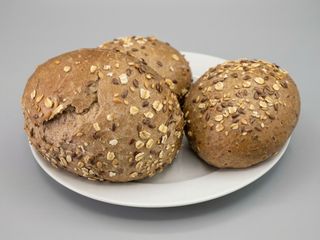 Pão cereais c manteiga