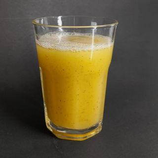 Sumo de ananás com hortelã.