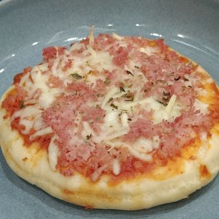 Pizza pequena de queijo com fiambre.
