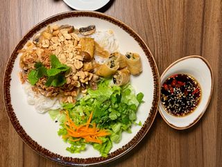 32. Vermicelli com rolinhos primavera vegetarianos