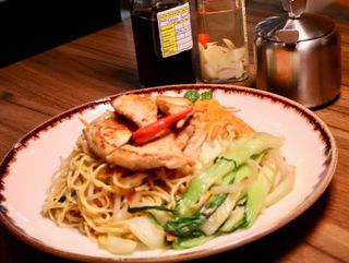 13.  Massa de Frango Salteada no Wok