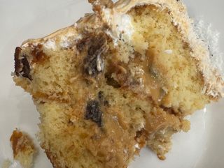 Fatia de bolo sabor doce de leite com ameixa