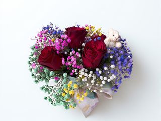 Caixa 3 rosas e gypsophila colorida