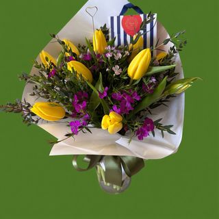 #3002 Combo Tulipas da Força Solar Feminina com chocolate