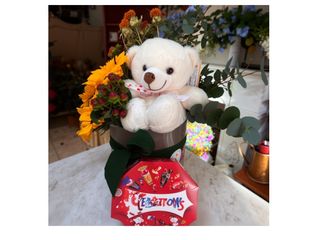 Caixa com urso e chocolate