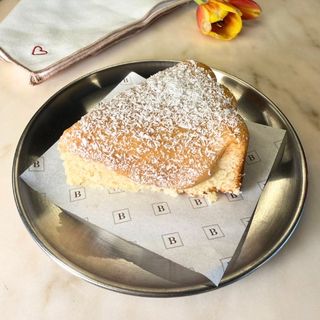 Fatia de Bolo de Coco com Doce de Leite