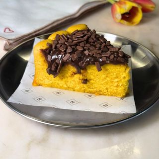 Fatia de Bolo de Cenoura com Brigadeiro Tradicional