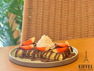 Waffles de nutella, morango e chantilly