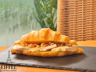 Croissant Brie, mel e nozes