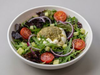 Burrata com Pesto e Salada