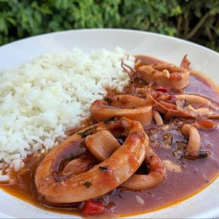 Lulas estufadas com batata frita e arroz