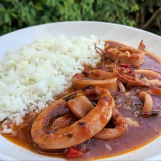 Lulas estufadas com batata cozida
