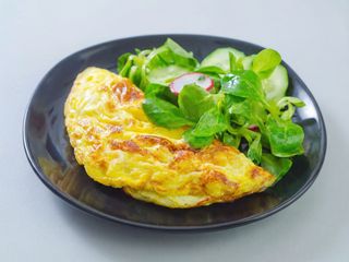 Omelete de Queijo ou Fiambre com Acompanhamento