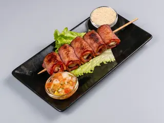 ESPETO DE FRANGO E BACON