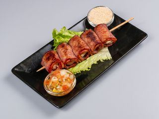 ESPETO DE FRANGO E BACON