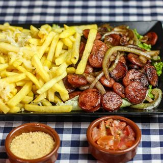 LINGUIÇA ACEBOLADA C/ FRITAS