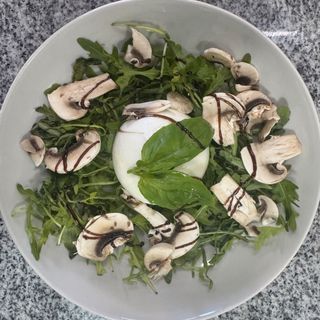Rúcula com Burrata é Cogumelos