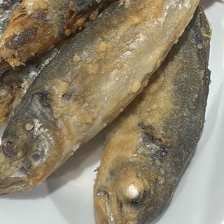 Carapauzinhos com arroz e feijão