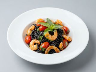 Linguini Nero com Lulas, Camarão e Tomate Cherry