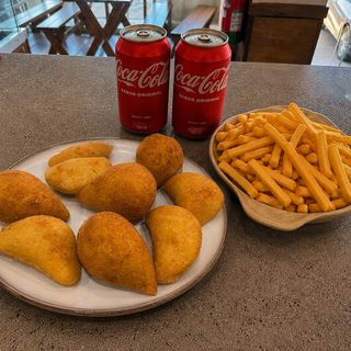 Salgadinhos+batata frita+2colas